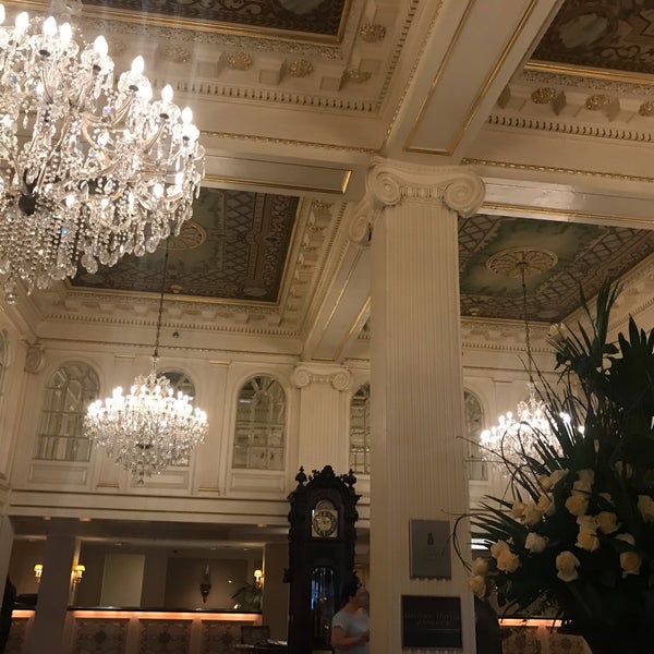 Foto diambil di Hotel Monteleone oleh allison pada 5/18/2019