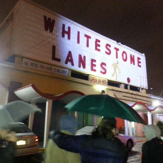 Foto scattata a Whitestone Lanes Bowling Centers da George R. il 12/26/2012