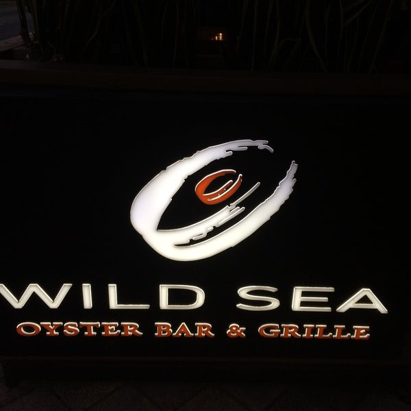 รูปภาพถ่ายที่ Wild Sea Oyster Bar &amp; Grille โดย Robert E. เมื่อ 3/18/2015