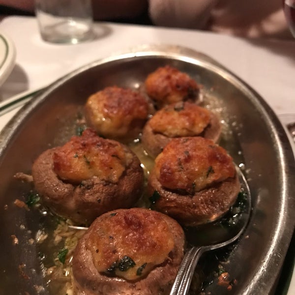 Das Foto wurde bei Sevilla Restaurant von Stephen J. am 12/1/2018 aufgenommen