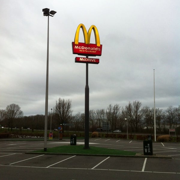รูปภาพถ่ายที่ McDonald&#39;s โดย Andrew R. เมื่อ 12/27/2013