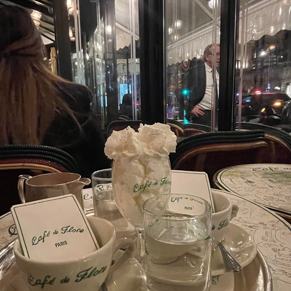 Foto diambil di Café de Flore oleh Yousef pada 3/5/2024