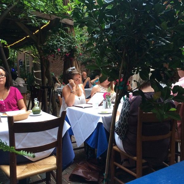 6/7/2015 tarihinde Betsy M.ziyaretçi tarafından Taverna Cretekou'de çekilen fotoğraf