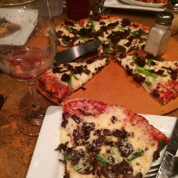Foto tirada no(a) Old Venice Pizza por Lauren D. em 3/16/2014