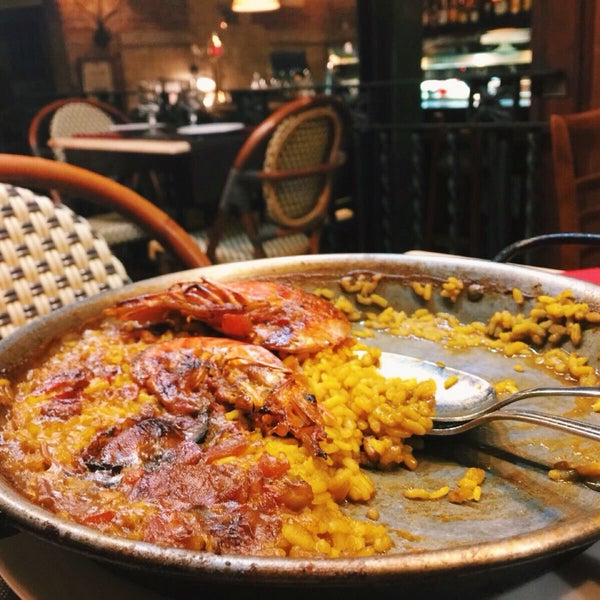 Ich und meine Eltern waren kürzlich hier Abendessen und das Restaurant hat uns sehr gefallen. Ein toller Platz um katalanisches Essen zu probieren! Ausgezeichnete tapas und exzellente Paella.