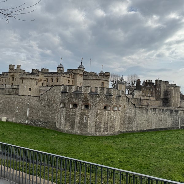 รูปภาพถ่ายที่ Tower of London โดย Şengül S. เมื่อ 3/9/2024