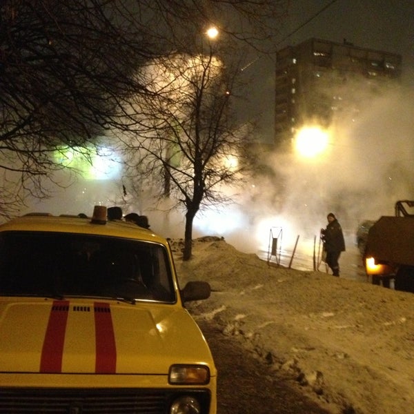 Прорыв теплотрассы в якутске. Прорыв теплотрассы сегодня. Прорыв теплотрассы красный проспект 22. 2023. 01.