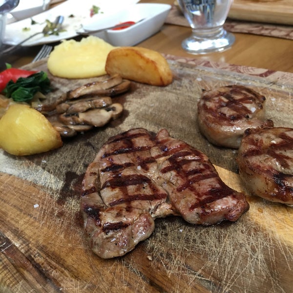 4/30/2017 tarihinde Emre K.ziyaretçi tarafından Antepli Et Restaurant Tatlı'de çekilen fotoğraf