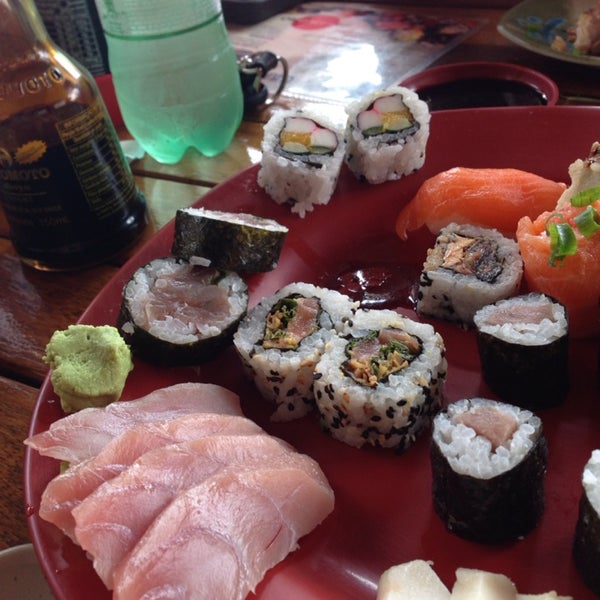 Pior comida japonesa da minha vida. Yakisoba requentado no microondas (o meio estava frio e quente por fora).Atum pálido (o sashimi da foto é atum), decepção.