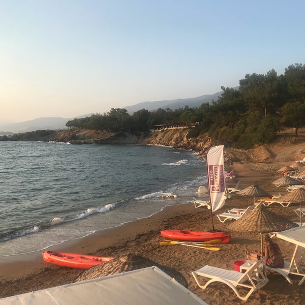 รูปภาพถ่ายที่ Rainbow Bay Özdere / Beach Hotel Restaurant โดย Ege เมื่อ 8/31/2018