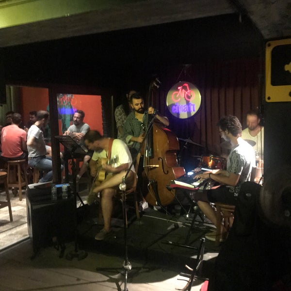 รูปภาพถ่ายที่ Cinatı Cafe &amp; Bar โดย Ege เมื่อ 8/27/2018