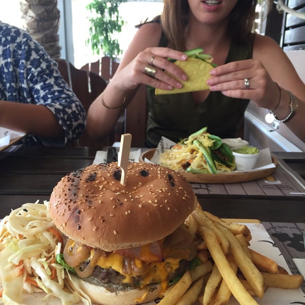 9/14/2016 tarihinde Medlerziyaretçi tarafından Moondog&#39;s Bar &amp; Grill'de çekilen fotoğraf