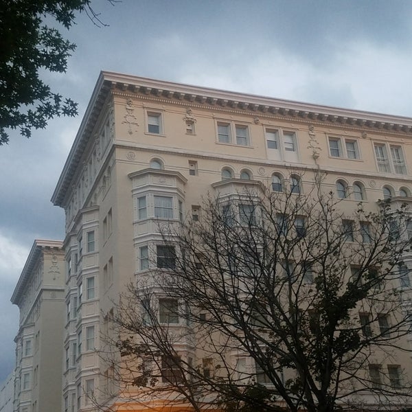 6/7/2018 tarihinde Jessica K.ziyaretçi tarafından Churchill Hotel Near Embassy Row'de çekilen fotoğraf