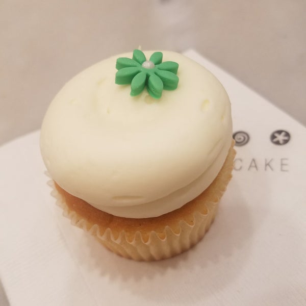 Photo taken at Georgetown Cupcake by Jessica K. on 6/2/2018