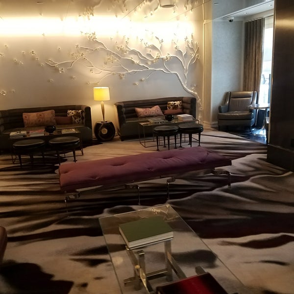 Foto diambil di Loews Regency Hotel oleh Jessica K. pada 7/2/2017
