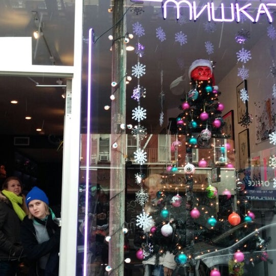 รูปภาพถ่ายที่ Mishka โดย Angela M. เมื่อ 12/26/2013