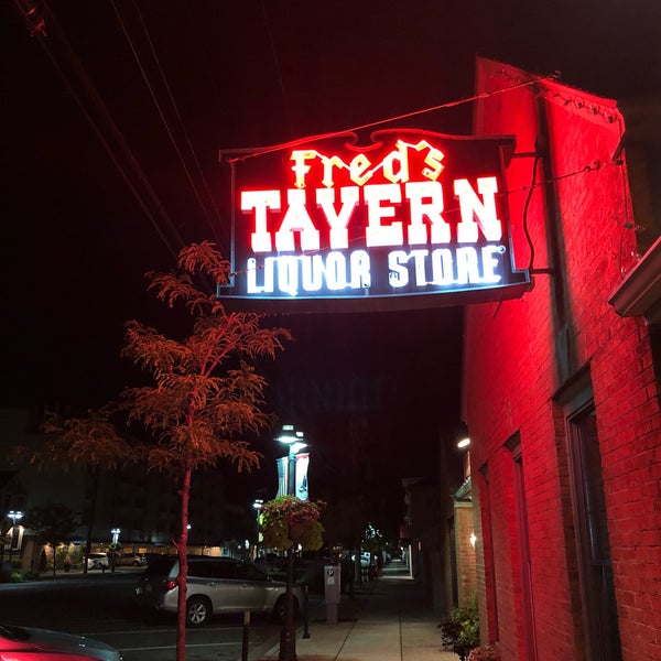 6/26/2019 tarihinde Eddie K.ziyaretçi tarafından Fred&#39;s Tavern &amp; Liquor Store'de çekilen fotoğraf