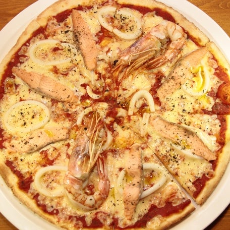 Пицца с морепродуктами - моя любимая) Я ее впервые и попробовала в Поварской лавке, до этого сильно не заморачивалась во вкусах. Но рыбку я люблю и мой плюс поварам за оригинальность, так приятно)
