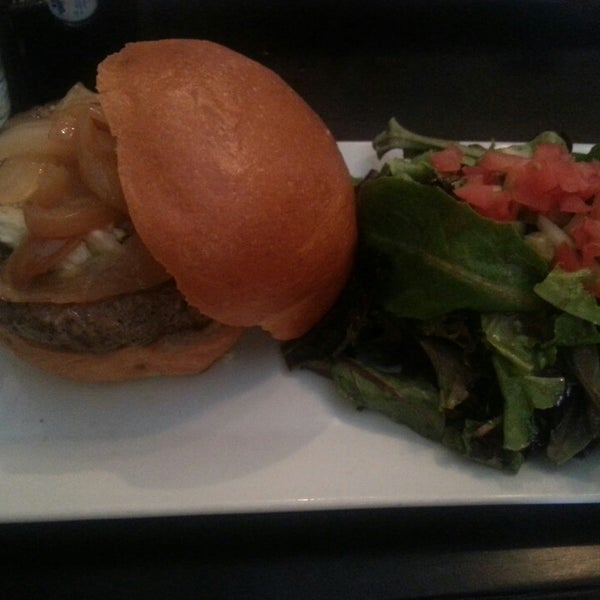 6/19/2013 tarihinde Dominic C.ziyaretçi tarafından The Burger Bistro'de çekilen fotoğraf