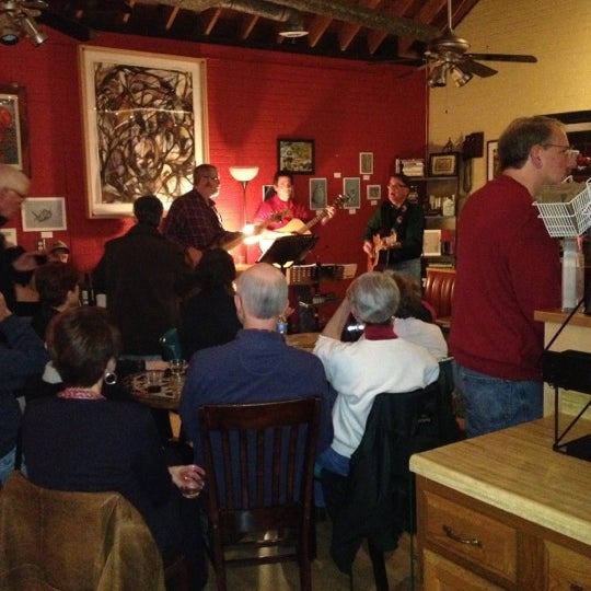 Foto tomada en Abode Coffeehouse  por Rose H. el 12/15/2012