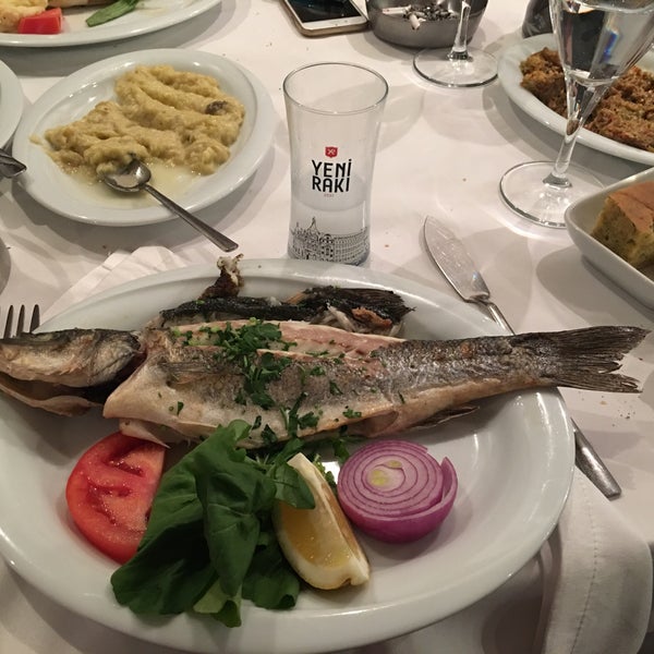 Foto tirada no(a) Beybalık Restaurant &amp; Sazende Fasıl por Bülent D. em 3/18/2017