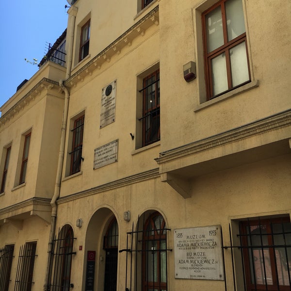 รูปภาพถ่ายที่ Adam Mickiewicz Müzesi โดย Burak A. เมื่อ 7/22/2017