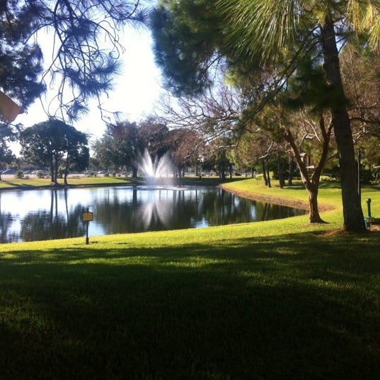 Foto diambil di Clarion Inn Lake Buena Vista oleh Nayara Q. pada 11/28/2012