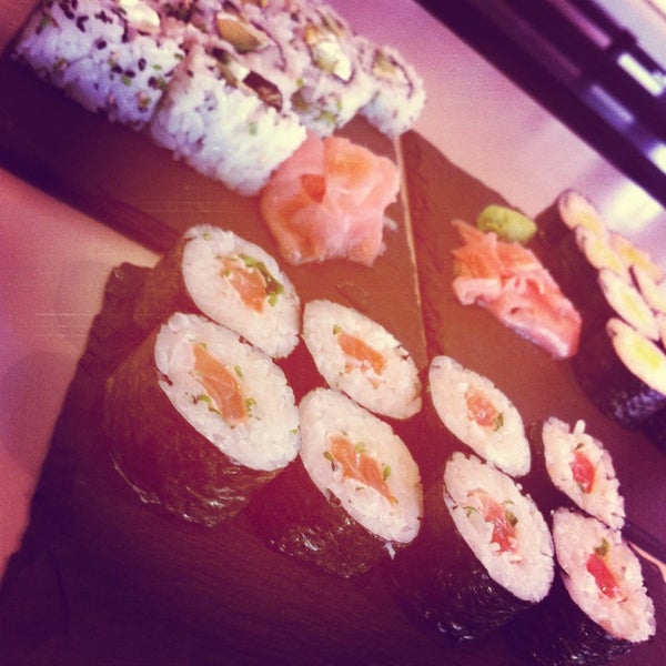 รูปภาพถ่ายที่ Sushi&#39;N&#39;Roll โดย Anna M. เมื่อ 5/7/2013