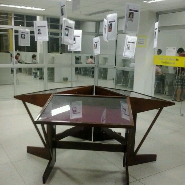 3/27/2013 tarihinde Gilberto O.ziyaretçi tarafından BCZM - Biblioteca Central Zila Mamede'de çekilen fotoğraf