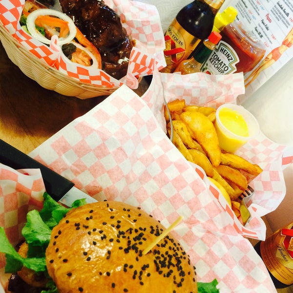 Foto tirada no(a) Burgers Ink por Alejandra R. em 2/14/2015