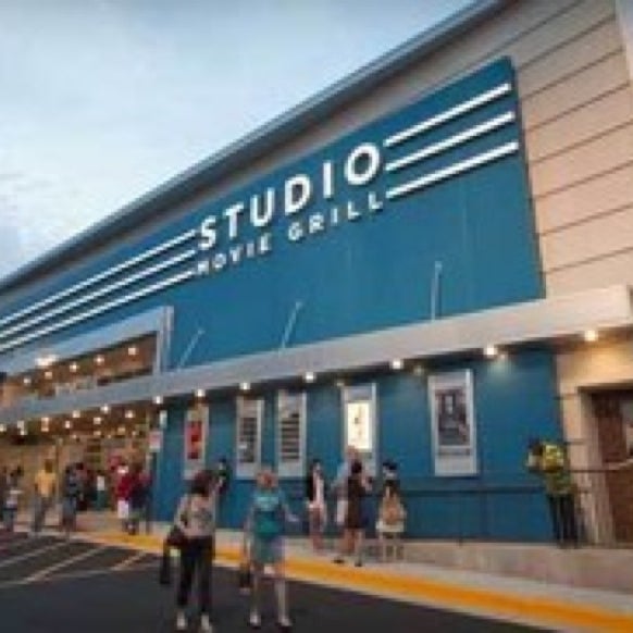 รูปภาพถ่ายที่ Studio Movie Grill Holcomb Bridge โดย Brian L. เมื่อ 2/20/2013