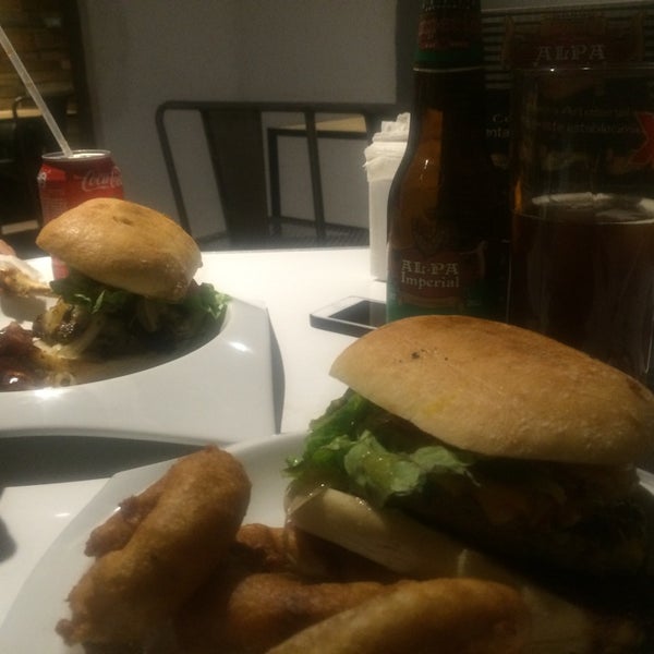 Снимок сделан в Torombolo&#39;s Burger Bar пользователем Bibi C. 12/2/2014