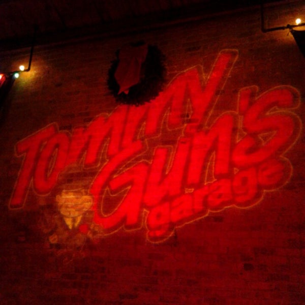 Foto tirada no(a) Tommy Gun&#39;s Garage por Snappette D. em 12/7/2013