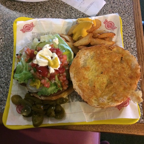 Photo taken at Fuddruckers by Luis P. on 3/1/2015