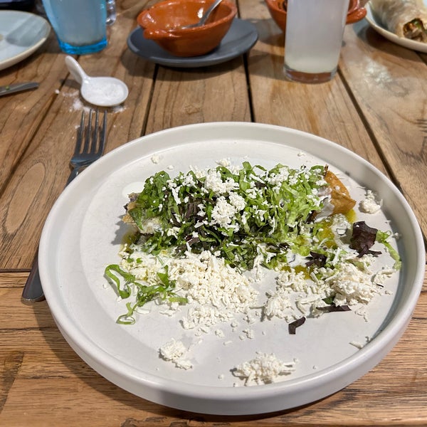 Excelente servicio, sopa de fideos, taco de requeson y albóndigas todo muy rico