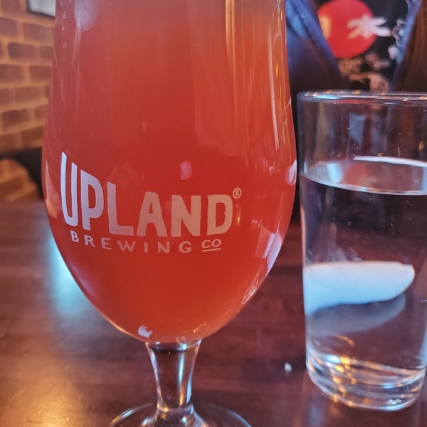 Foto tirada no(a) Upland Brewing Company Tasting Room por Matt M. em 2/14/2020