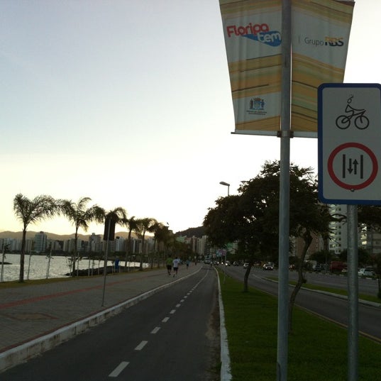 Aproveite para usar as bicicletas disponíveis e pedalar na ciclovia da Av. Beira-mar.