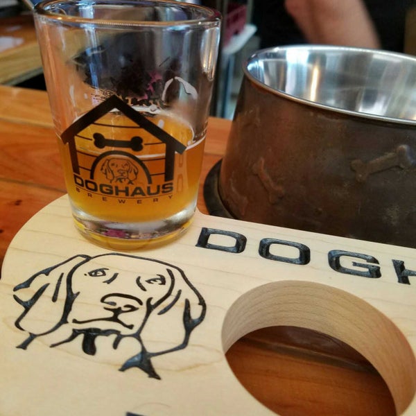 Foto scattata a Doghaus Brewery da Voltron W. il 7/15/2017