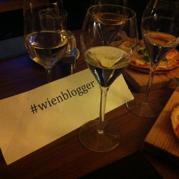 11/28/2013 tarihinde Cristi R.ziyaretçi tarafından Restaurant/Bar Viereck'de çekilen fotoğraf