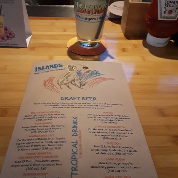 Foto diambil di Islands Restaurant oleh Ashley E. pada 1/29/2018