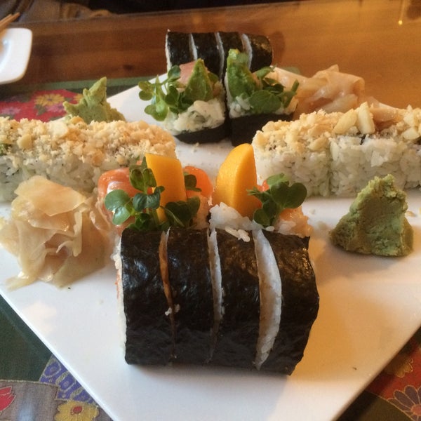 Foto tirada no(a) Sushi Zone por Nico P. em 4/6/2015