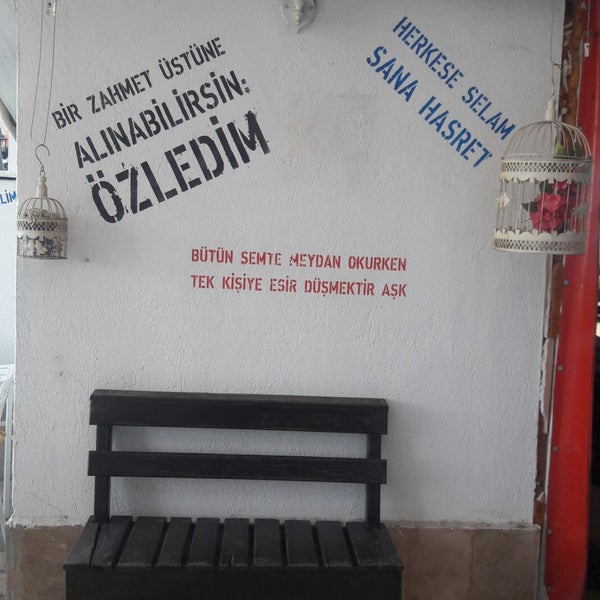 4/22/2018にAyşe A.がKitap Kurdu Kafeで撮った写真