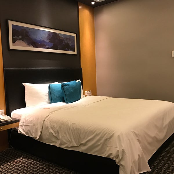 Foto diambil di M Hotel Singapore oleh Lipstouched pada 1/11/2017