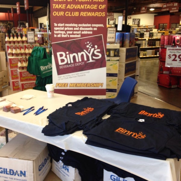 Foto tirada no(a) Binny&#39;s Beverage Depot por Hilary J. em 11/23/2013