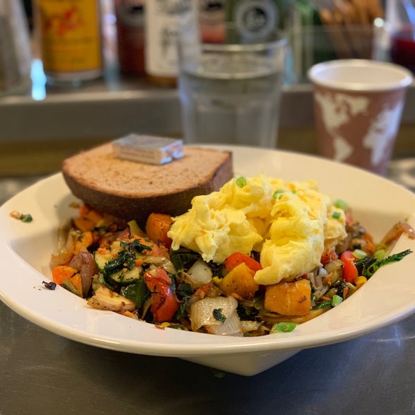 Снимок сделан в Portage Bay Cafe &amp; Catering пользователем Peyton H. 12/9/2018