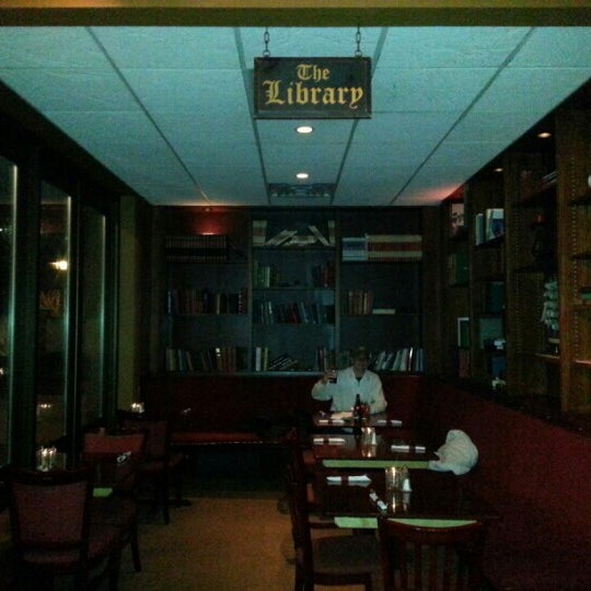 รูปภาพถ่ายที่ Attebury&#39;s Pub &amp; Eatery โดย Kim B. เมื่อ 12/1/2012