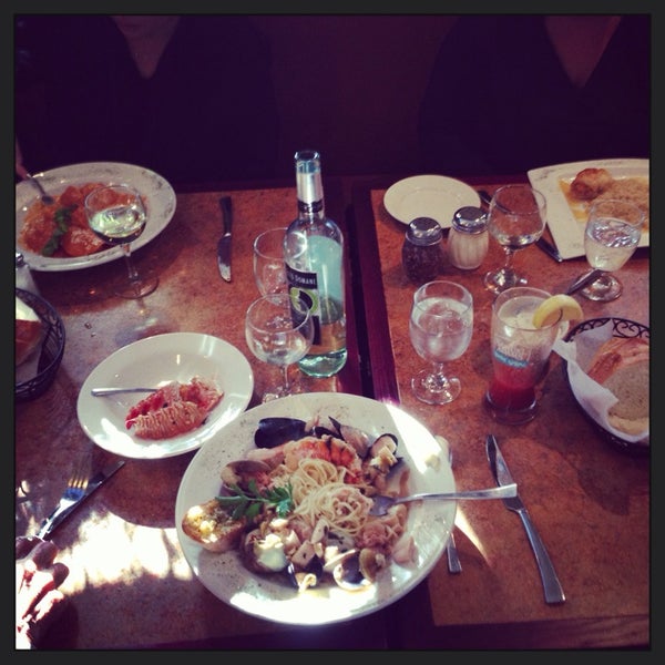 10/24/2013にLeo Z.がSpoto&#39;s Italian Restaurantで撮った写真
