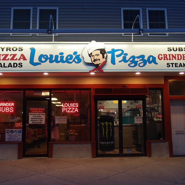 7/4/2014 tarihinde Louie&#39;s Pizzaziyaretçi tarafından Louie&#39;s Pizza'de çekilen fotoğraf