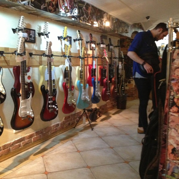 Дом гитара в бристоле. Гитарный дом гомель. Музыкальный магазин белоруссия. Повесить гитару на стену. Гитарный дом гомель.