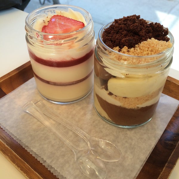Снимок сделан в Sweet Buttons Desserts пользователем Yoonah L. 3/29/2015